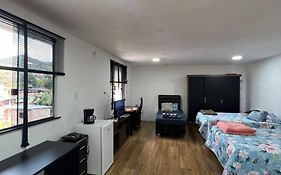 Quarto Grande Com Banheiro Privativo em OP